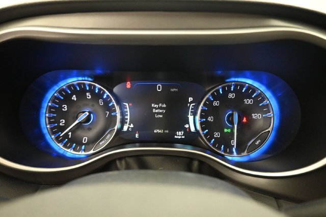 Used 2023 Chrysler Pacifica Touring-L FWD image 11