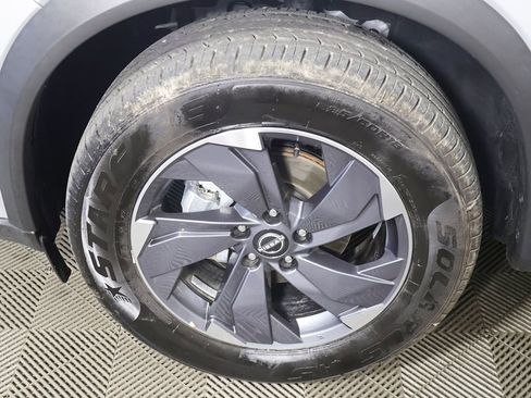 Used 2025 Nissan Rogue SV FWD image 14