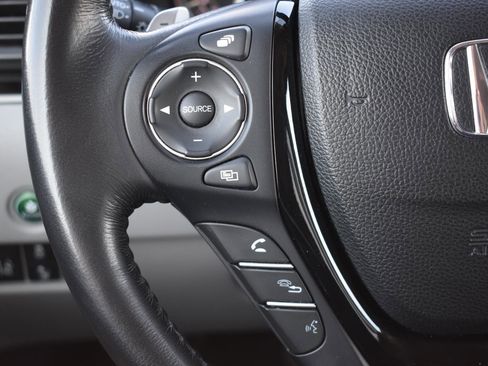 Used 2018 Honda Pilot Touring image 5