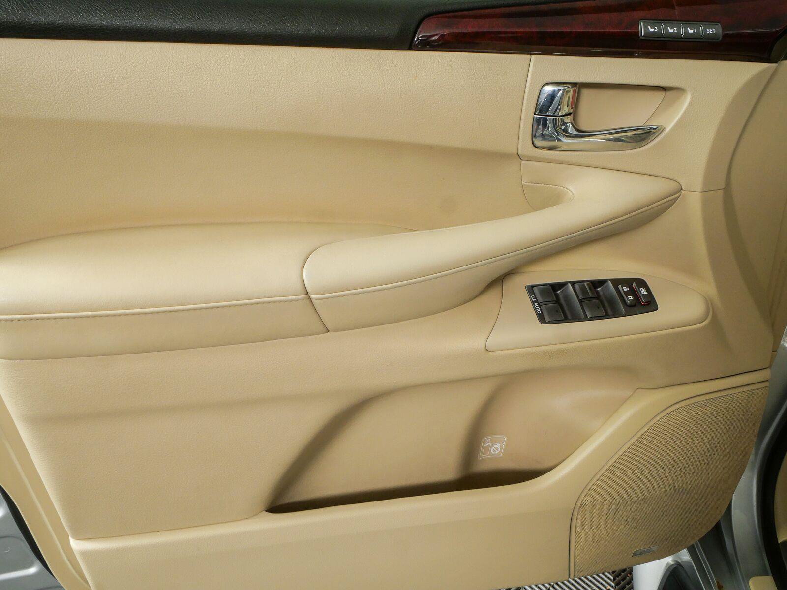 Used 2011 Lexus LX 570 4WD w/ Luxury Pkg image 7