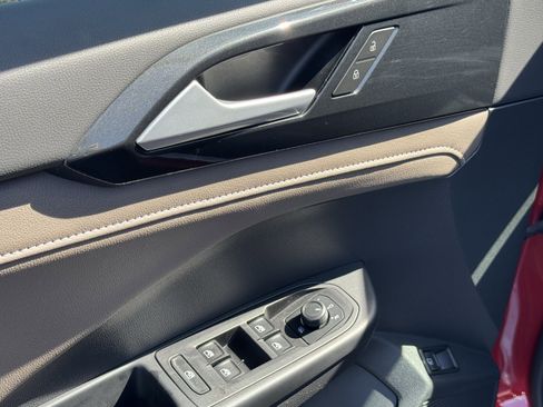 Used 2022 Volkswagen Taos SEL w/ Panoramic Sunroof Package image 14