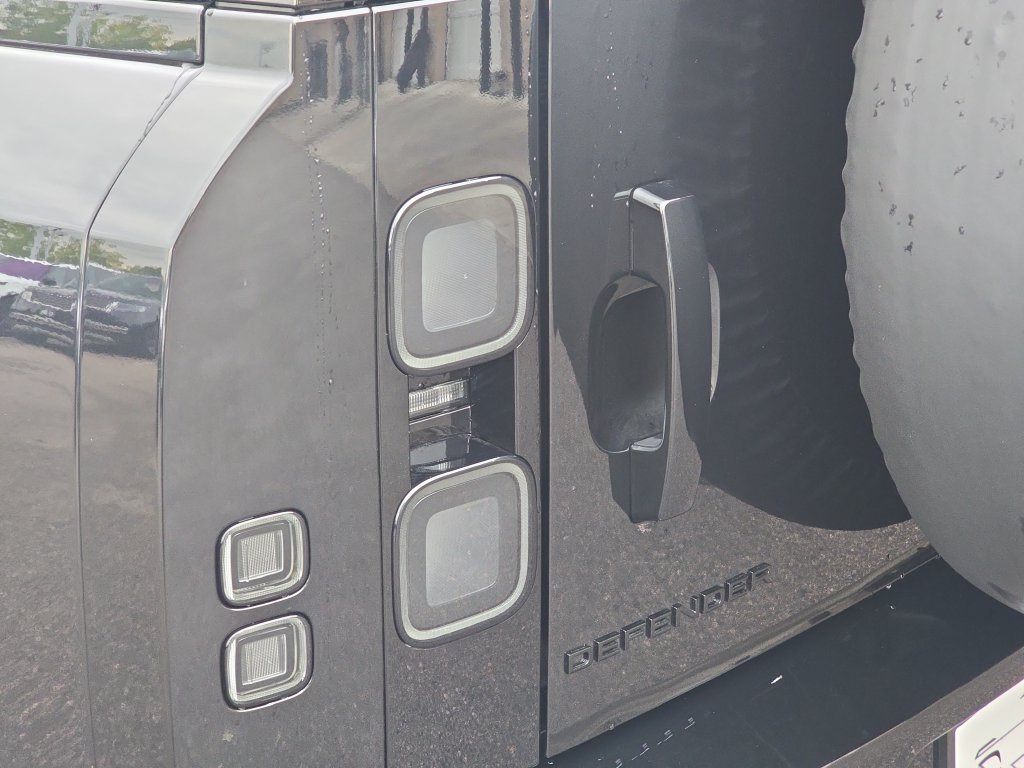 New 2026 Land Rover Defender 110 X-Dynamic SE AWD/4WD image 23