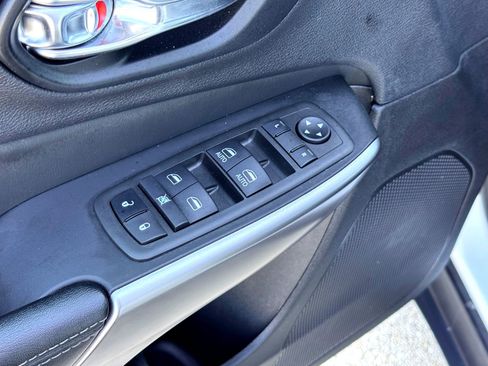 Used 2022 Jeep Cherokee Latitude Lux w/ Sun & Sound Group AWD/4WD image 15