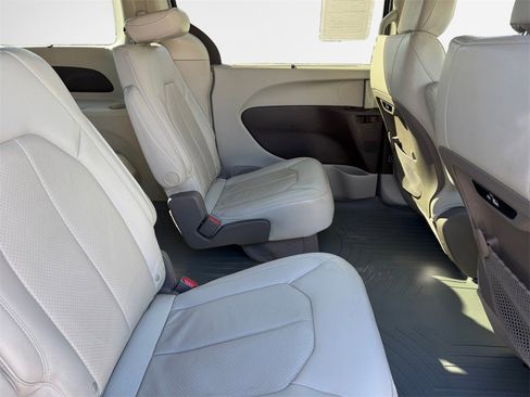 Used 2021 Chrysler Pacifica Touring-L image 27