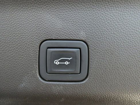 Used 2023 GMC Yukon SLT w/ SLT Premium Package image 17