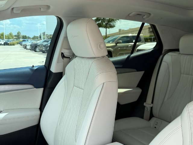 Used 2024 Buick Envision Avenir AWD/4WD image 12