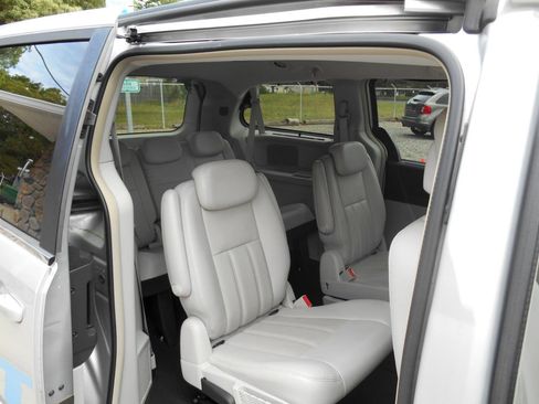 Used 2010 Chrysler Town & Country Touring FWD image 10