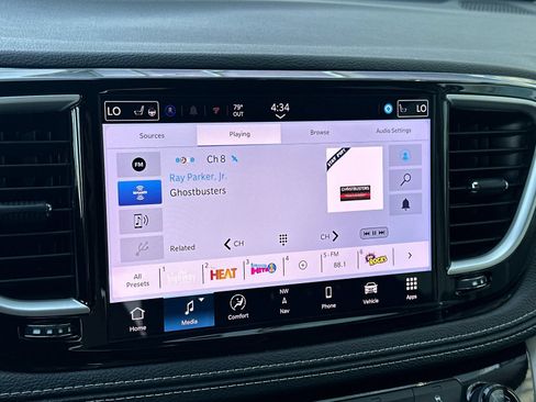 Used 2024 Chrysler Pacifica Limited FWD image 17