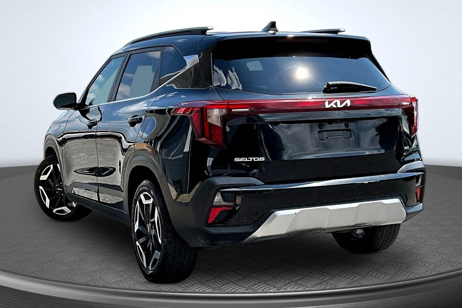 Used 2024 Kia Seltos SX AWD/4WD image 3