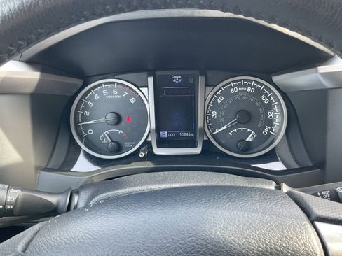 Used 2019 Toyota Tacoma SR5 AWD/4WD image 17