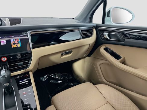 Used 2025 Porsche Macan image 26