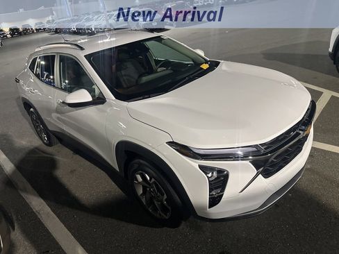 Certified 2025 Chevrolet Trax LT w/ LT Convenience Package image 2