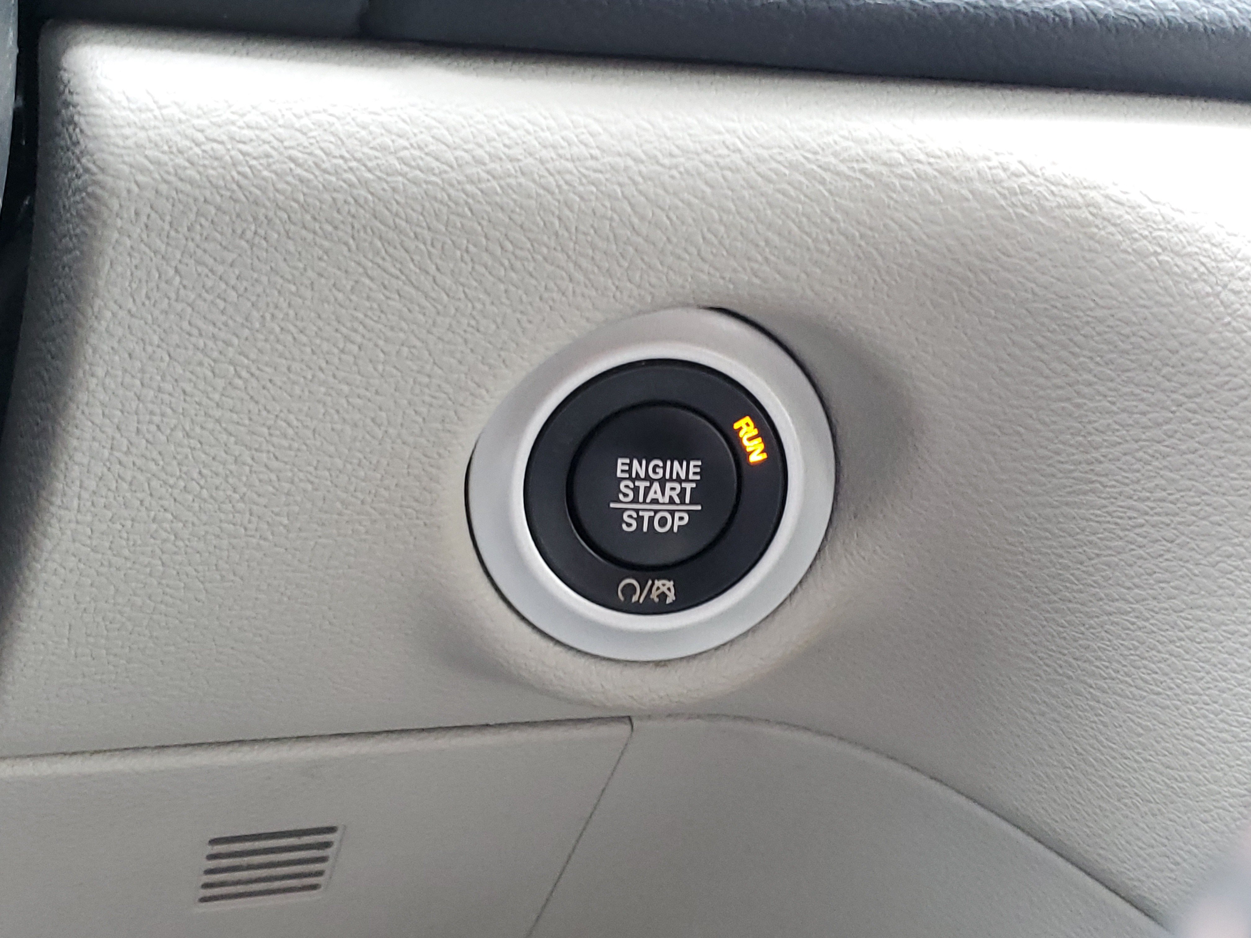 Used 2018 Chrysler Pacifica Touring-L FWD image 29