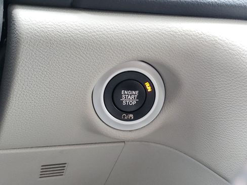 Used 2018 Chrysler Pacifica Touring-L FWD image 29