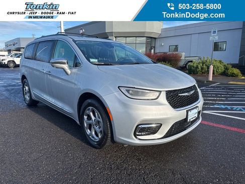 Used 2022 Chrysler Pacifica Limited image 1