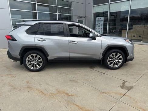 Used 2020 Toyota RAV4 XLE Premium image 8