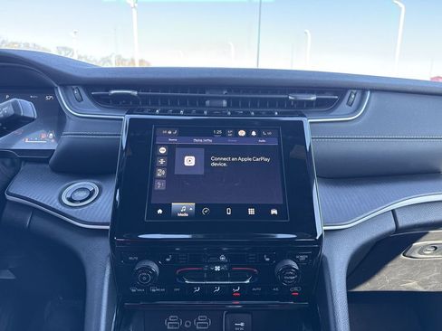 Used 2023 Jeep Grand Cherokee Altitude image 12