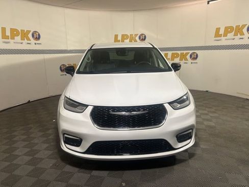 Used 2024 Chrysler Pacifica Touring-L FWD image 11