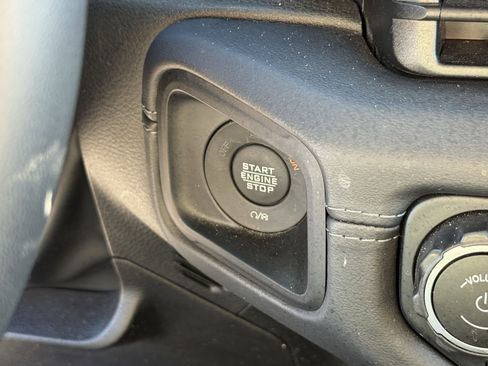 Used 2025 Jeep Wrangler Sahara image 24