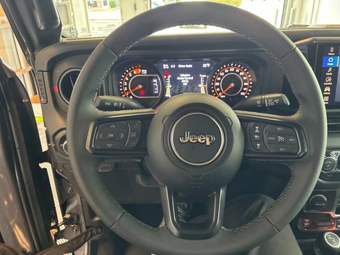 Used 2026 Jeep Wrangler Unlimited Rubicon AWD/4WD image 16