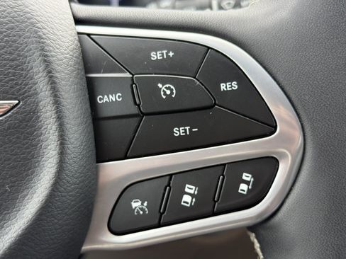 Used 2024 Chrysler Pacifica Touring-L FWD image 29