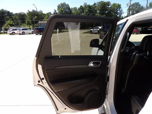 Used 2019 Jeep Grand Cherokee Altitude image 27