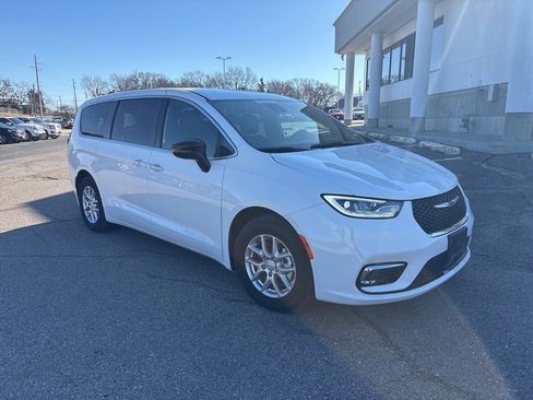 Used 2025 Chrysler Pacifica Select image 1