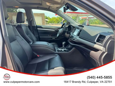 Used 2019 Toyota Highlander XLE image 18