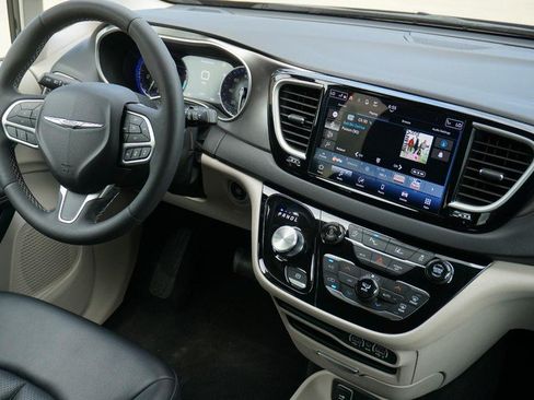 Used 2024 Chrysler Pacifica Touring-L FWD image 35