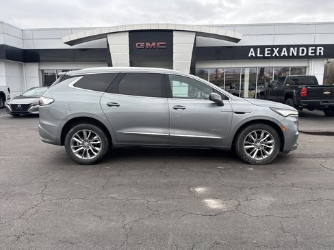 Used 2023 Buick Enclave Avenir image 2