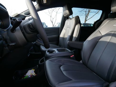 New 2026 Chrysler Pacifica Select image 9