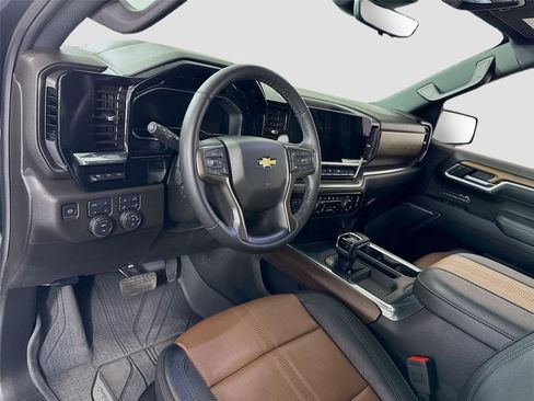 Used 2025 Chevrolet Silverado 1500 High Country w/ High Country Premium Package AWD/4WD image 3