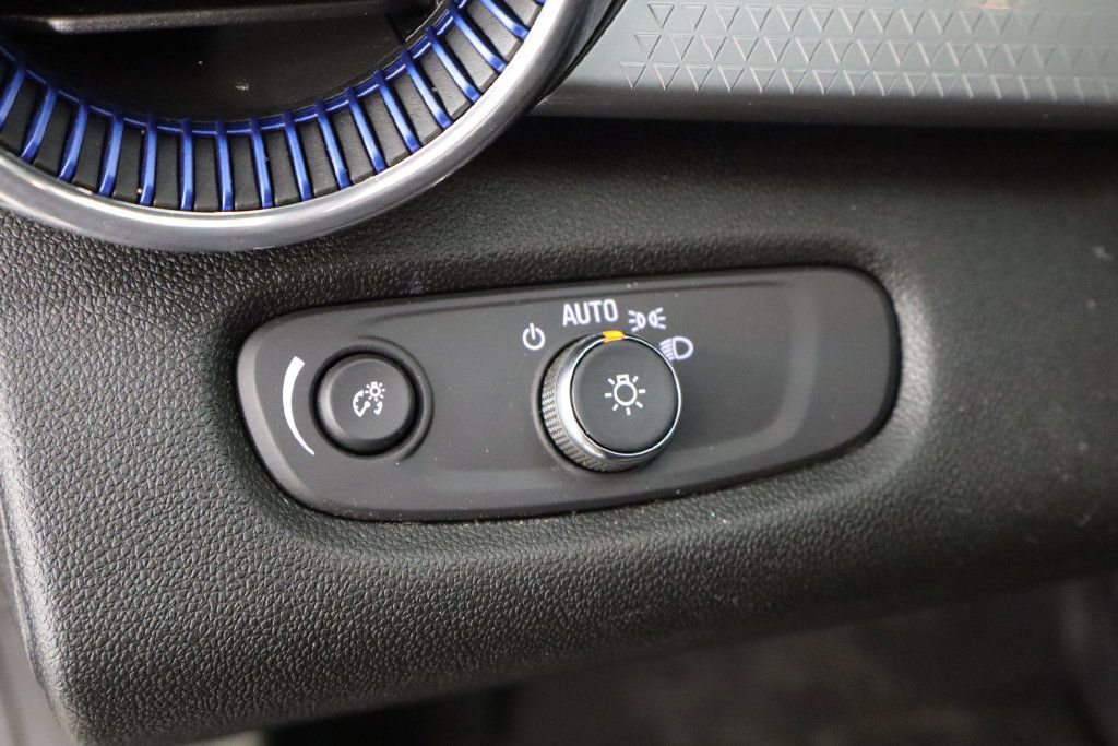 Used 2025 Chevrolet Trax LT w/ Sunroof Package FWD image 23