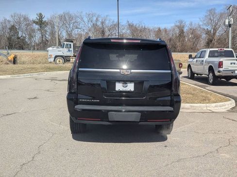 Used 2018 Cadillac Escalade ESV Luxury image 4