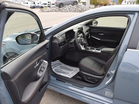 Used 2025 Nissan Sentra SR w/ SR Premium Package FWD image 9