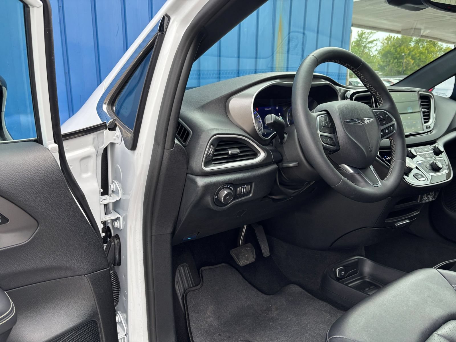 Used 2025 Chrysler Pacifica Select FWD image 37