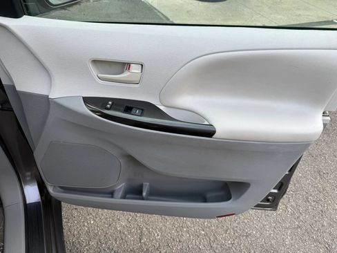 Used 2012 Toyota Sienna LE FWD image 19