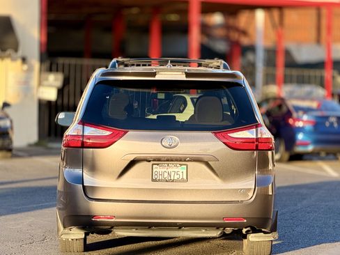 Used 2019 Toyota Sienna LE w/ Carpet Mat Package FWD image 9