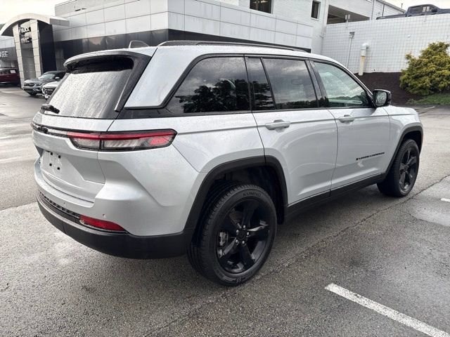 Used 2023 Jeep Grand Cherokee Altitude AWD/4WD image 5