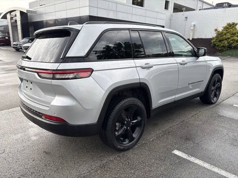 Used 2023 Jeep Grand Cherokee Altitude AWD/4WD image 5