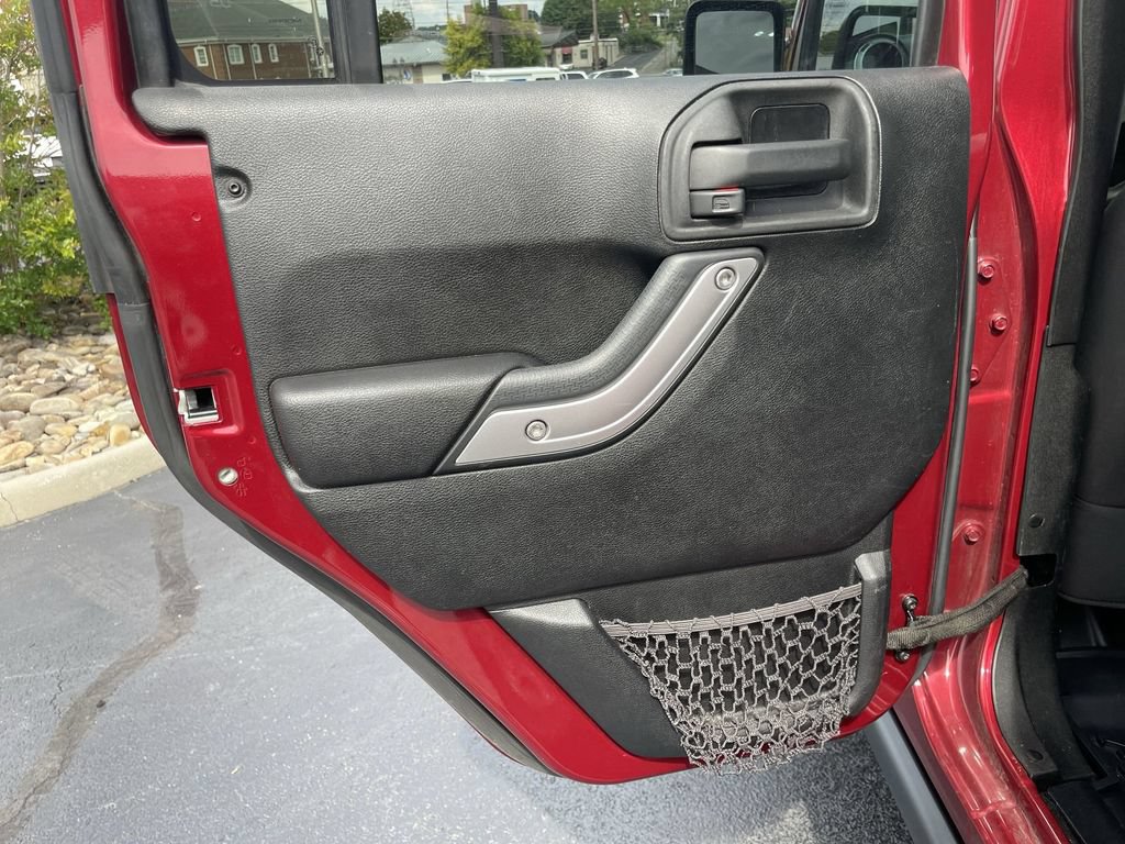 Used 2013 Jeep Wrangler Unlimited Rubicon w/ Connectivity Group AWD/4WD image 19
