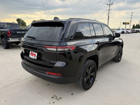 Used 2023 Jeep Grand Cherokee Limited w/ Black Appearance Package AWD/4WD image 39