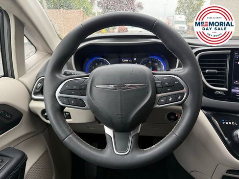 Used 2023 Chrysler Pacifica Touring-L FWD image 8