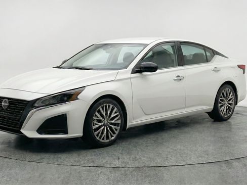 Used 2025 Nissan Altima 2.5 SV FWD image 3