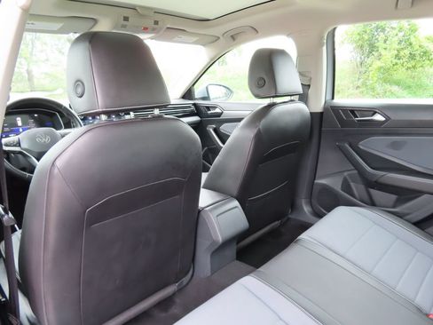Used 2025 Volkswagen Jetta SE FWD image 27