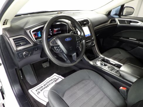 Used 2020 Ford Fusion SE FWD image 9