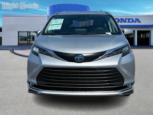 Used 2024 Toyota Sienna XLE FWD image 7