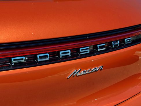 Certified 2023 Porsche Macan AWD/4WD image 33