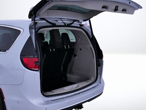 Used 2024 Chrysler Pacifica Limited image 11