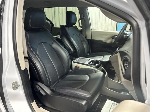 Used 2024 Chrysler Pacifica Limited FWD image 49